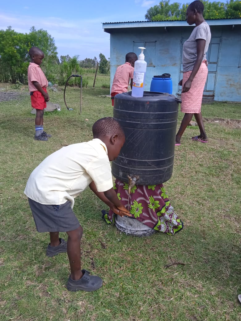 De kinderen krijgen schoon drinkwater